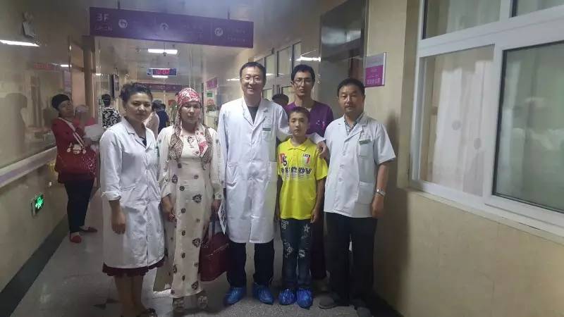 男孩误吞图钉,男孩吞下一枚图钉