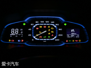 上汽荣威3601.4t,荣威360和大众朗逸