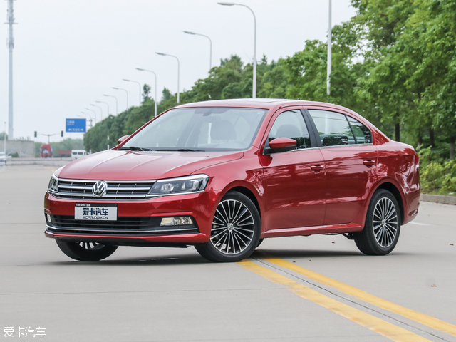 上汽荣威3601.4t,荣威360和大众朗逸
