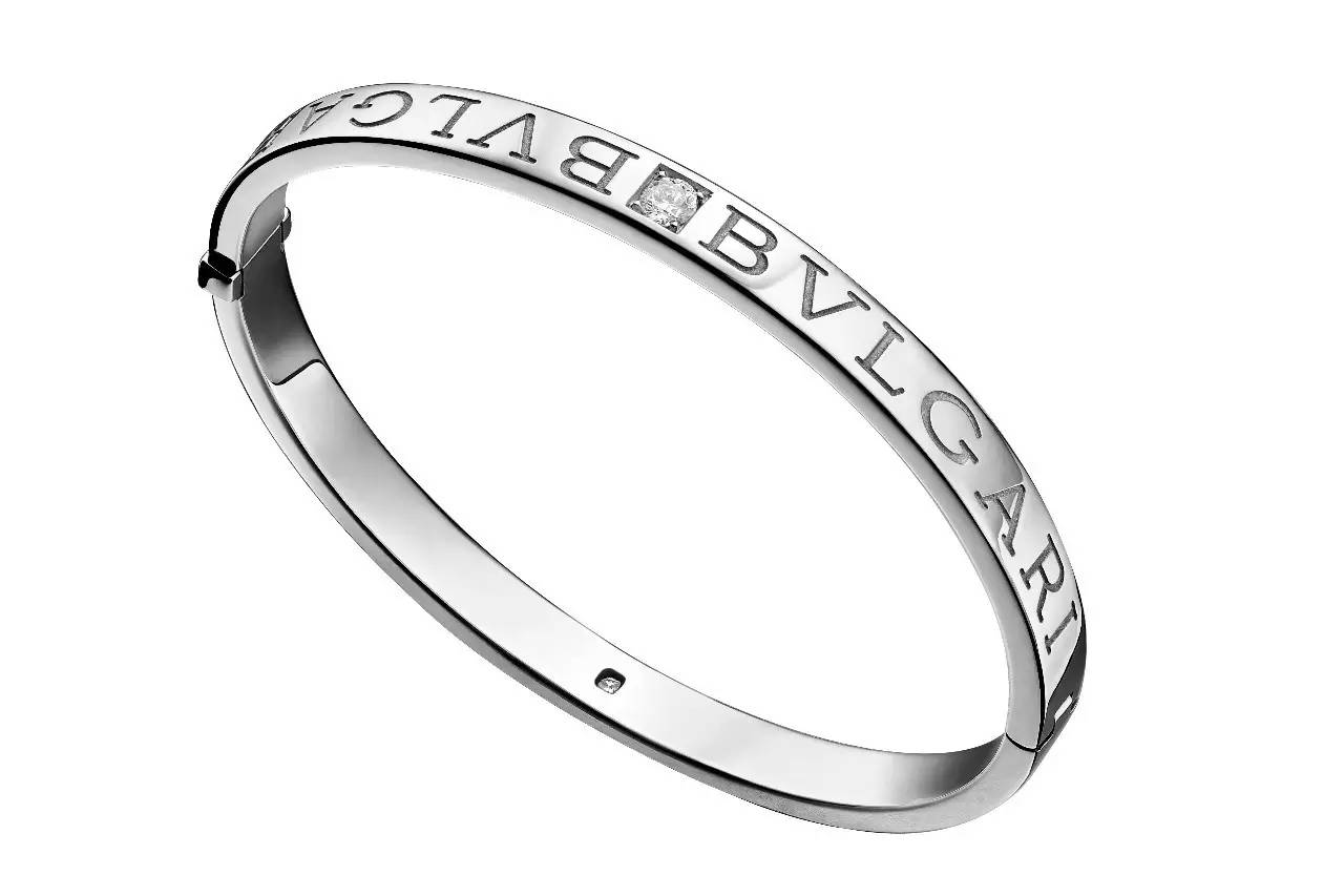 夏天当然少不了一件吊带裙,夏天需要一条温柔的吊带裙