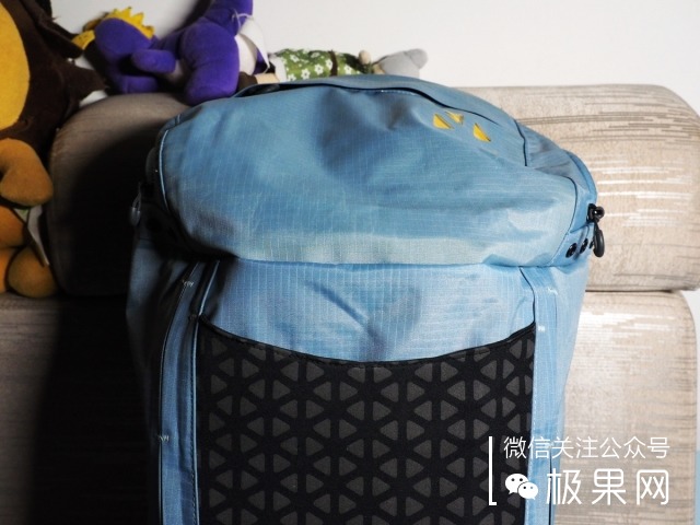 踏海淋雨还怕东西沾水？把东西装这个包全搞定