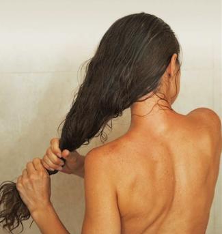 再这样洗头你的头发会越来越少,到底怎么洗头才能改善发质啊