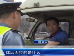 这位仁兄真猛！怒火攻心，竟然朝记者举起了砖头