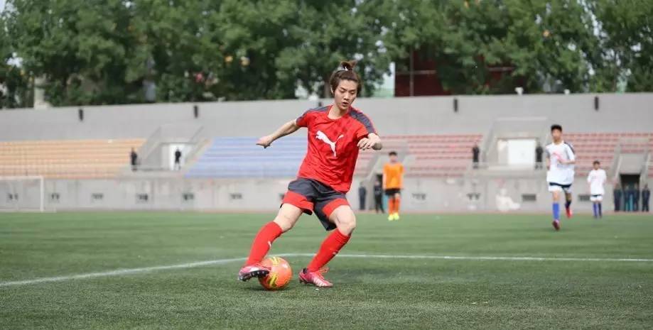 鹿晗踢球水平怎样,鹿晗足球在娱乐圈是什么水平