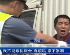 这位仁兄真猛！怒火攻心，竟然朝记者举起了砖头