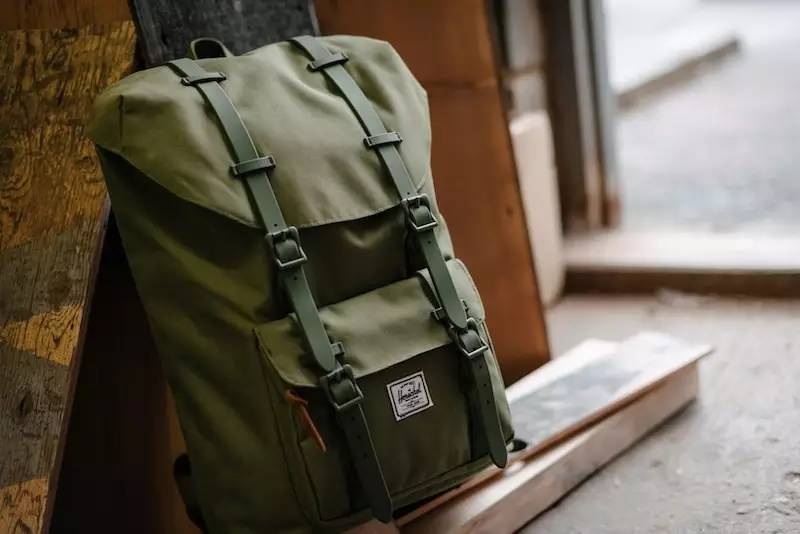 老板出门谈生意带什么包 (商务人士背什么包合适)