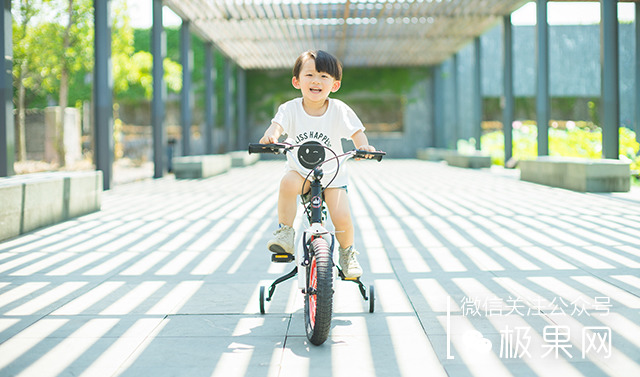 这辆美亚销量第一的童车，孩子骑上想摔跤都难
