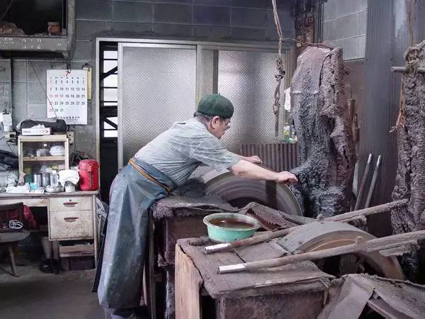 厨刀入门指南：为什么不能拿高级厨刀拍蒜？