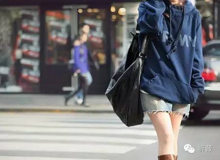 满大街的一排扣子是怎么回事？！