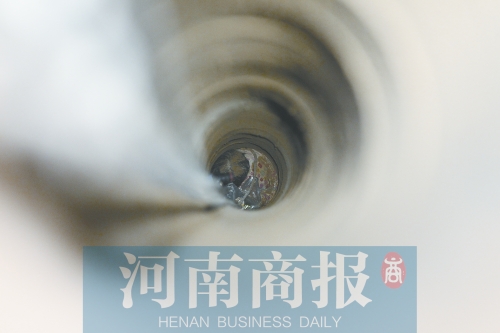 河南女童掉入枯井,女童坠入深井邻居身绑麻绳下井