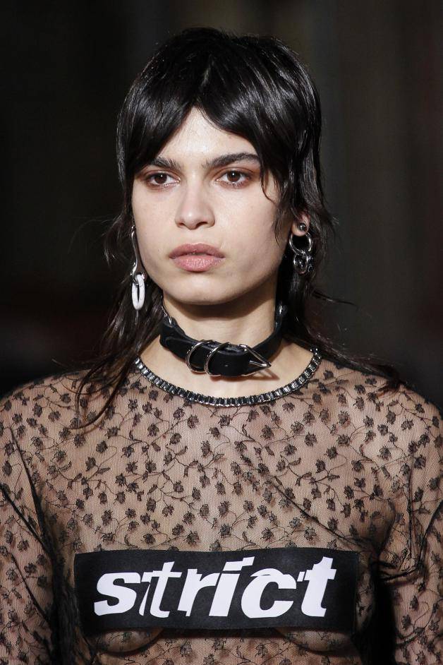 女生脖子上的choker,女孩脖子上的黑色的环