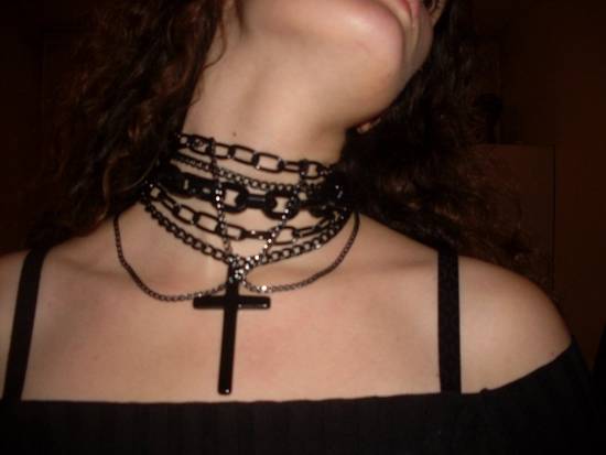 女生脖子上的choker,女孩脖子上的黑色的环