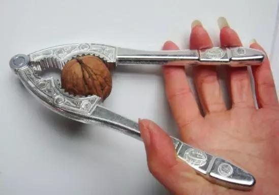 吃核桃用的钳子,吃核桃吃生的还是吃熟的