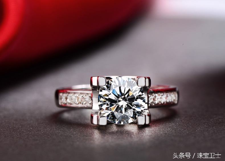 假钻石是怎么做出来的,假钻石太阳下光彩夺目吗