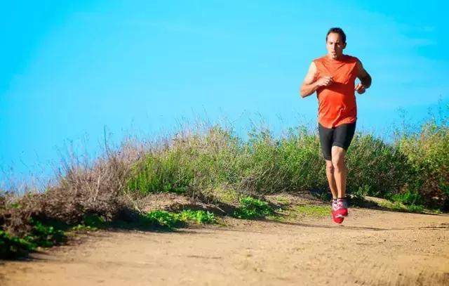 该怎么练才能跑好一场马拉松,跑半程马拉松的26个技巧与建议