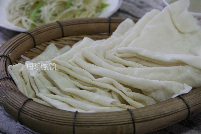 这个馍薄如纸，却筋道美味，在我家它和土豆丝是标配，全家都爱吃
