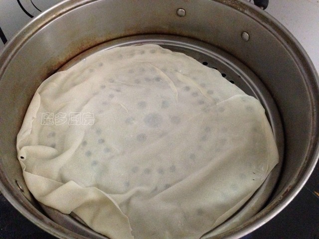 这个馍薄如纸，却筋道美味，在我家它和土豆丝是标配，全家都爱吃