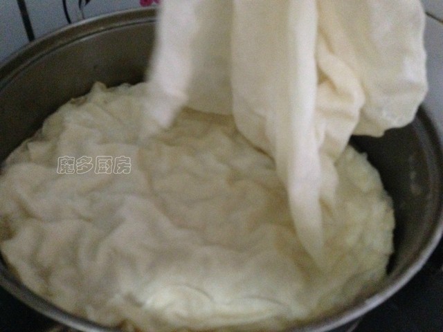 这个馍薄如纸，却筋道美味，在我家它和土豆丝是标配，全家都爱吃