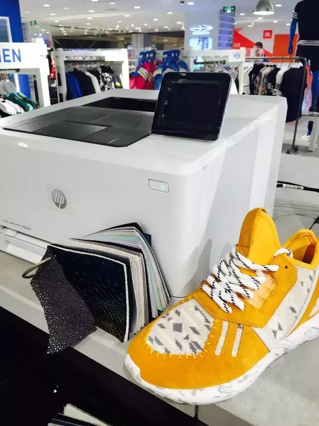 颤抖吧！一起来设计一双“拉仇恨”配色的三叶草吧！