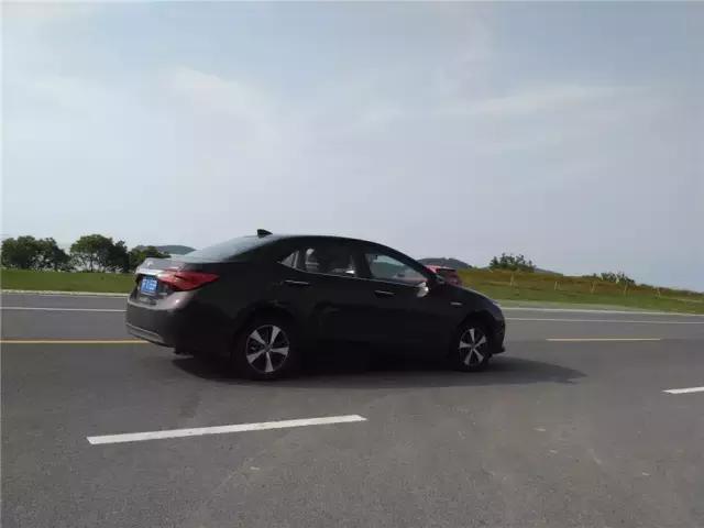 丰田雷凌双擎豪华版试驾视频,胖哥试驾全新雷凌双擎