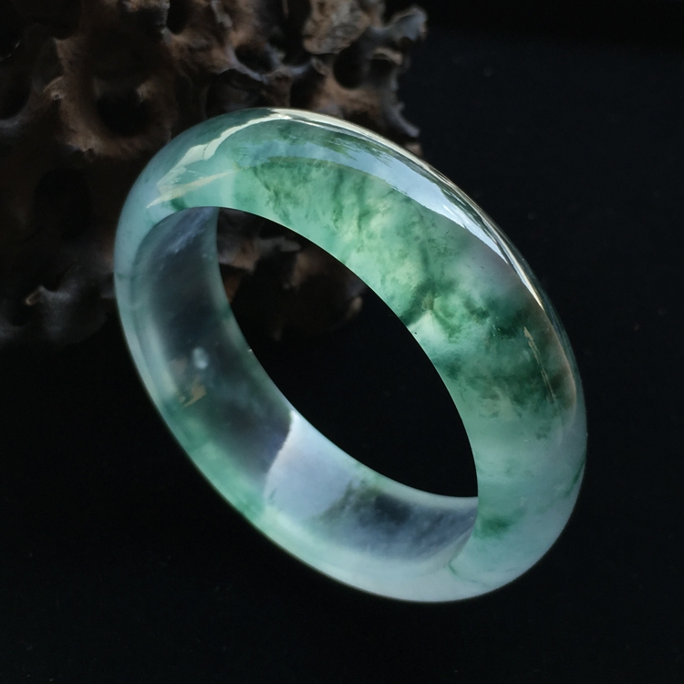 腕上乾坤玛瑙玉髓,怎么样根据手段粗细选玉镯