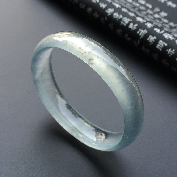 腕上乾坤玛瑙玉髓,怎么样根据手段粗细选玉镯