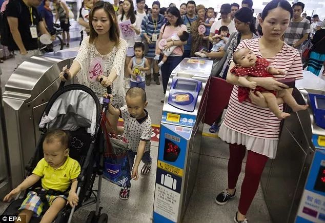 女子给孩子当众哺乳被爸妈指责,年轻妈妈当众哺乳被指责讽刺