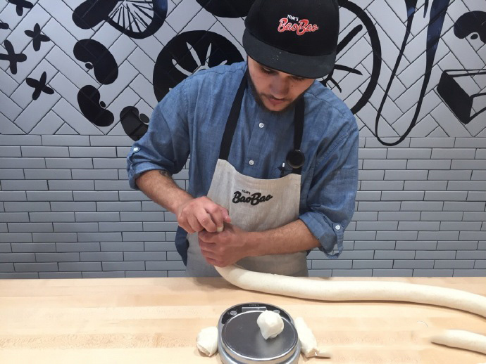 为了叫板美国汉堡，他把包子店开到哈佛大学，一年卖出3个亿