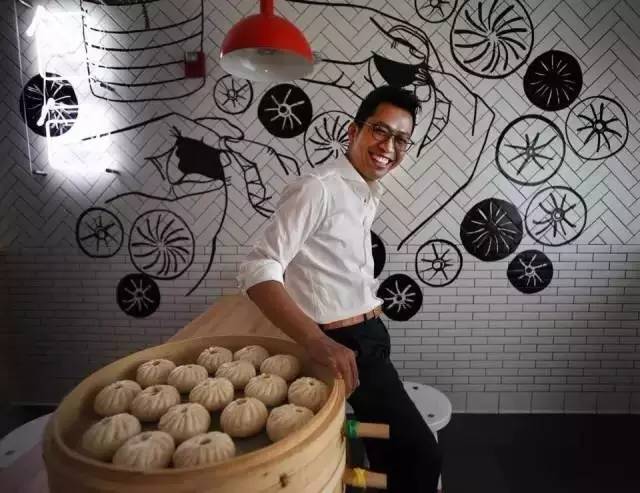 为了叫板美国汉堡，他把包子店开到哈佛大学，一年卖出3个亿