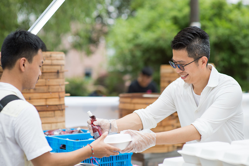 为了叫板美国汉堡，他把包子店开到哈佛大学，一年卖出3个亿