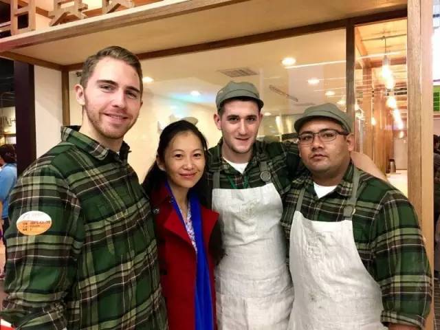 为了叫板美国汉堡，他把包子店开到哈佛大学，一年卖出3个亿