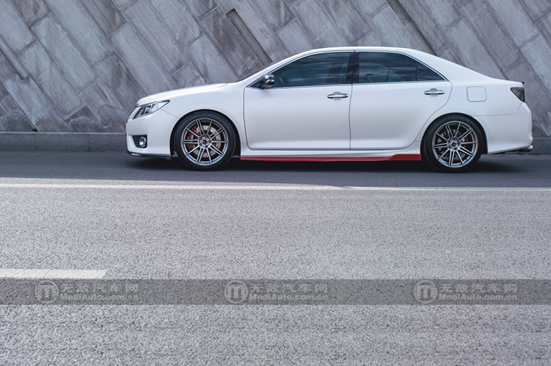 丰田凯美瑞爆改外观六代半,凯美瑞2.5g豪华版白色改黑顶