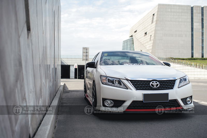 丰田凯美瑞爆改外观六代半,凯美瑞2.5g豪华版白色改黑顶