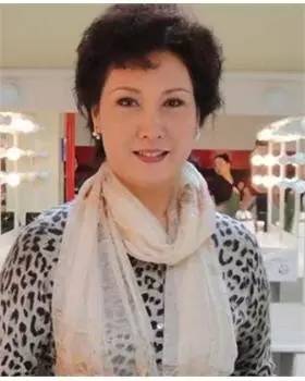 她是一剪梅中的沈心慈，传被李立群抛弃嫁陈震雷