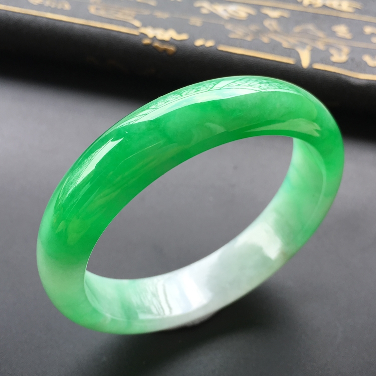 腕上乾坤玛瑙玉髓,怎么样根据手段粗细选玉镯