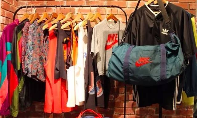 上千块的PALACE、GOSHA复古风单品，这店只需几分之一