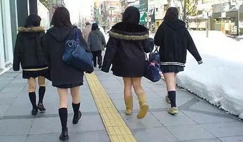 日本迎来大雪，而日本的女生依旧是穿的如此勇猛！