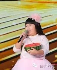 《天将雄狮》成龙的搭档小王子帅萌亮相！吕薇、赵忠祥节目现场吃西瓜