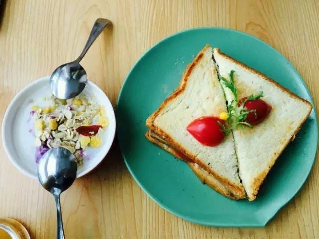 关关相亲对象主动请吃饭那段,关关去吃饭