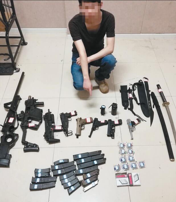 海归小伙是军迷家里已成“*火军**库”