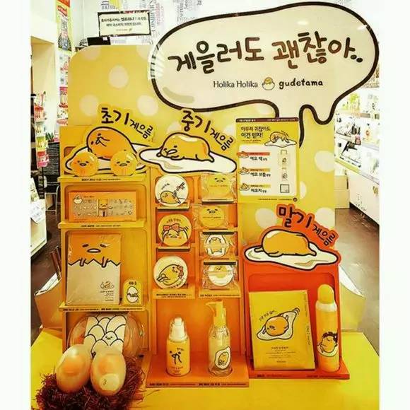 粉饼上面有一个玫瑰,粉饼上面有个兔子