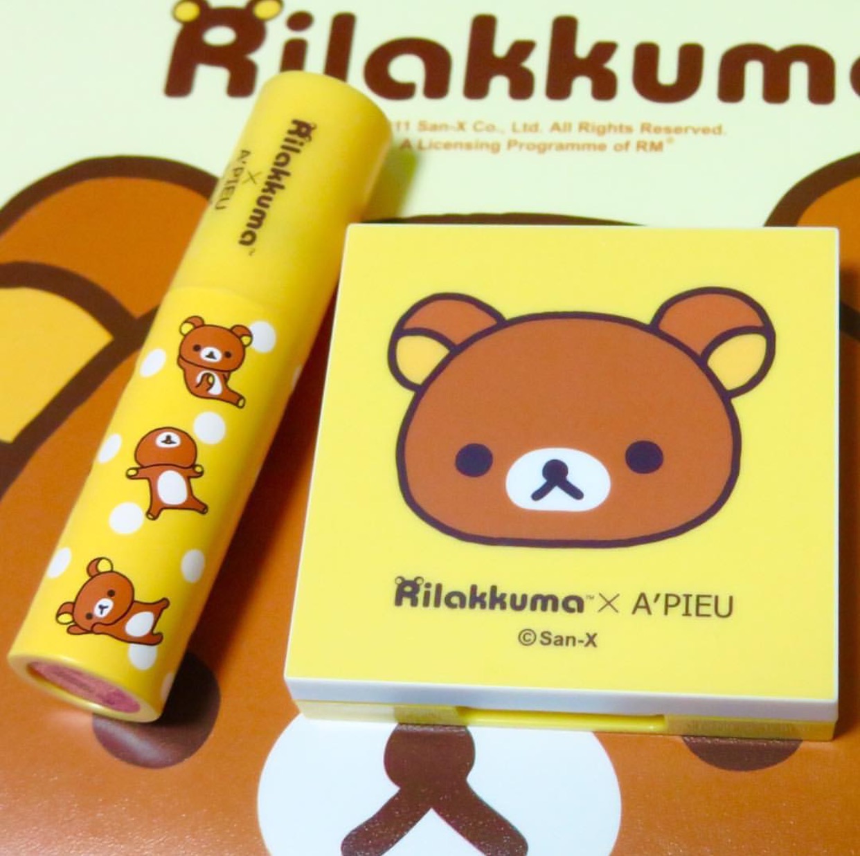 粉饼上面有一个玫瑰,粉饼上面有个兔子