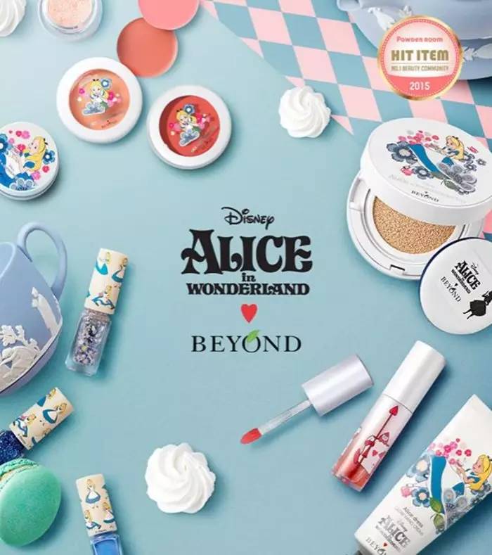 粉饼上面有一个玫瑰,粉饼上面有个兔子