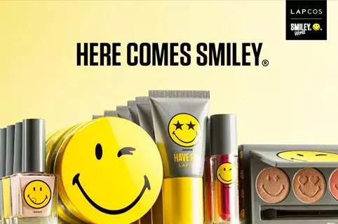 粉饼上面有一个玫瑰,粉饼上面有个兔子