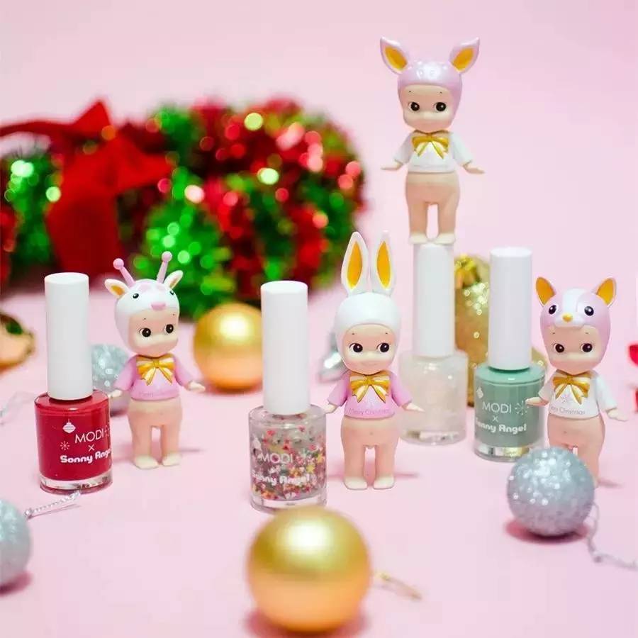 粉饼上面有一个玫瑰,粉饼上面有个兔子