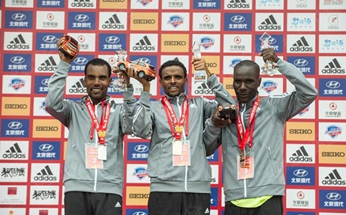 马拉松比赛不过是一门生意，赛会奖金抢来抢去“都是一个人”