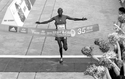 马拉松比赛不过是一门生意，赛会奖金抢来抢去“都是一个人”