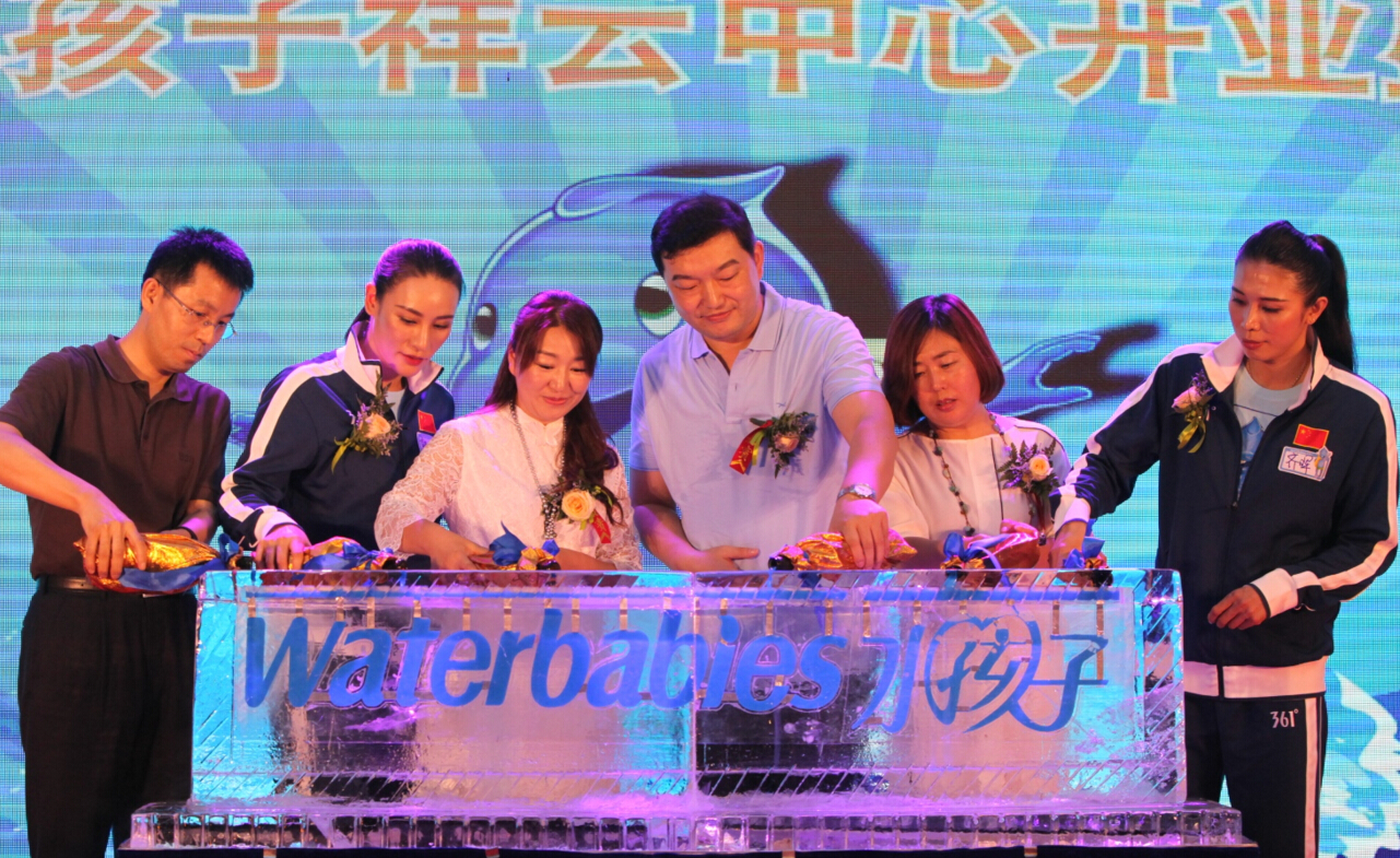 世界游泳冠军野外游泳,世界冠军小孩游泳