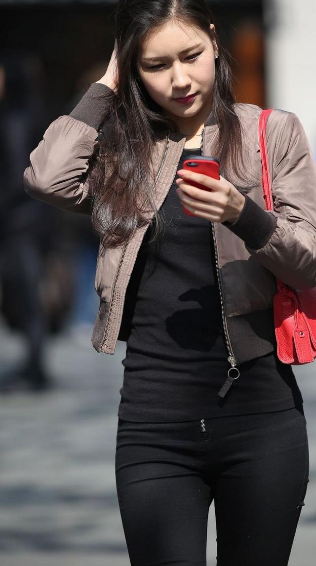 为什么说穿紧身裤的女人颜值不会太低，还风情万种