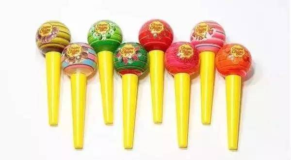 粉饼上面有一个玫瑰,粉饼上面有个兔子